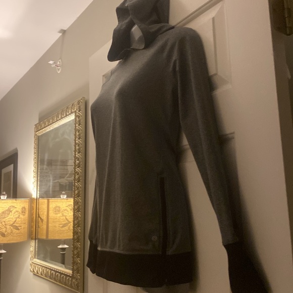 Warm workout hooded top - Picture 2 of 8